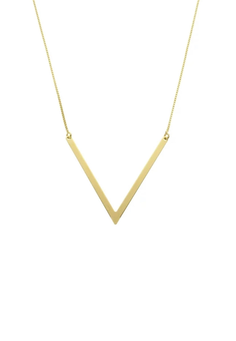 Colar com Pingente de ¨V¨ Liso