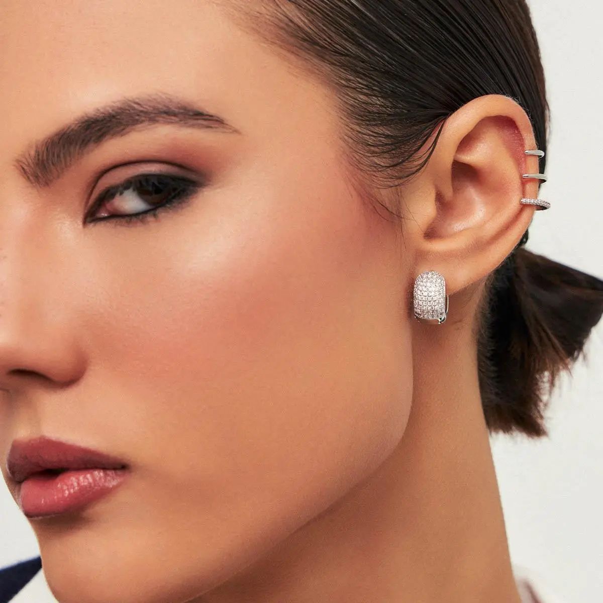 Brinco Argola com 7 fileiras Cravejadas