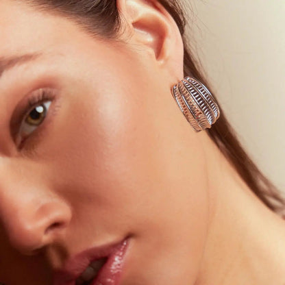 Brinco Argola Curva Vazada Texturizada