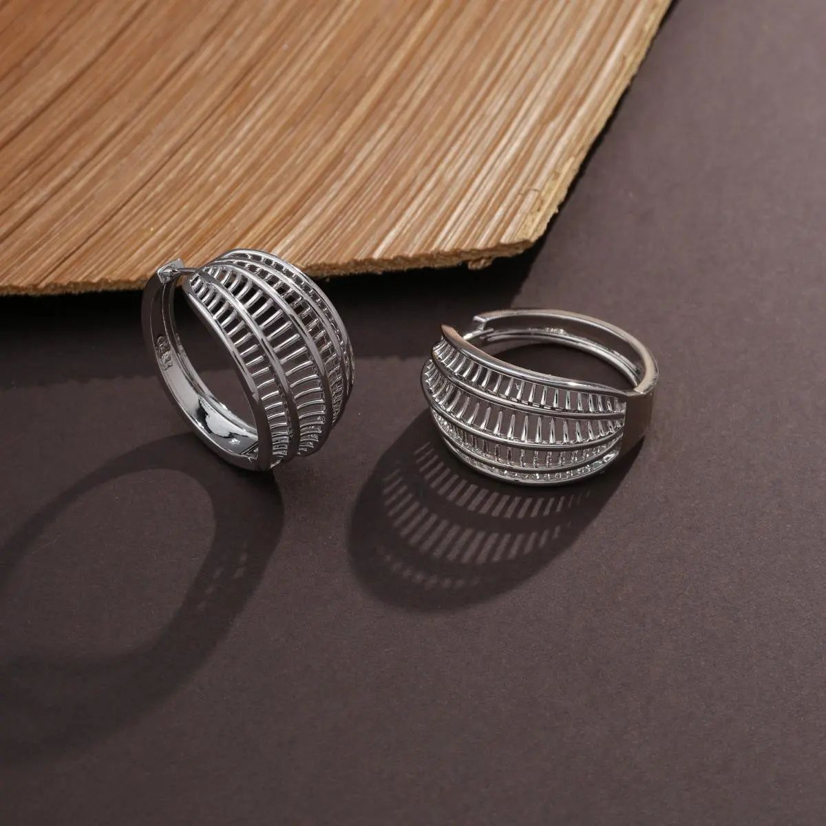 Brinco Argola Curva Vazada Texturizada