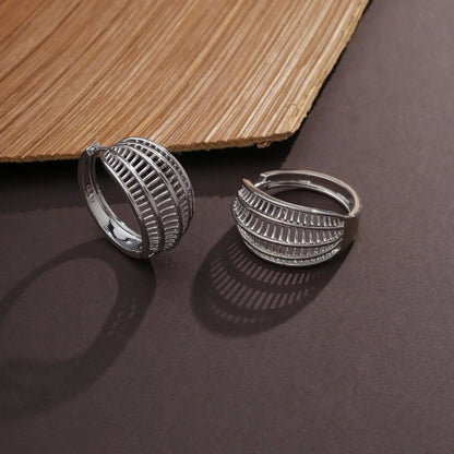 Brinco Argola Curva Vazada Texturizada