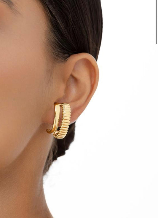 Brinco Ear Hook Liso no Banho de Ouro