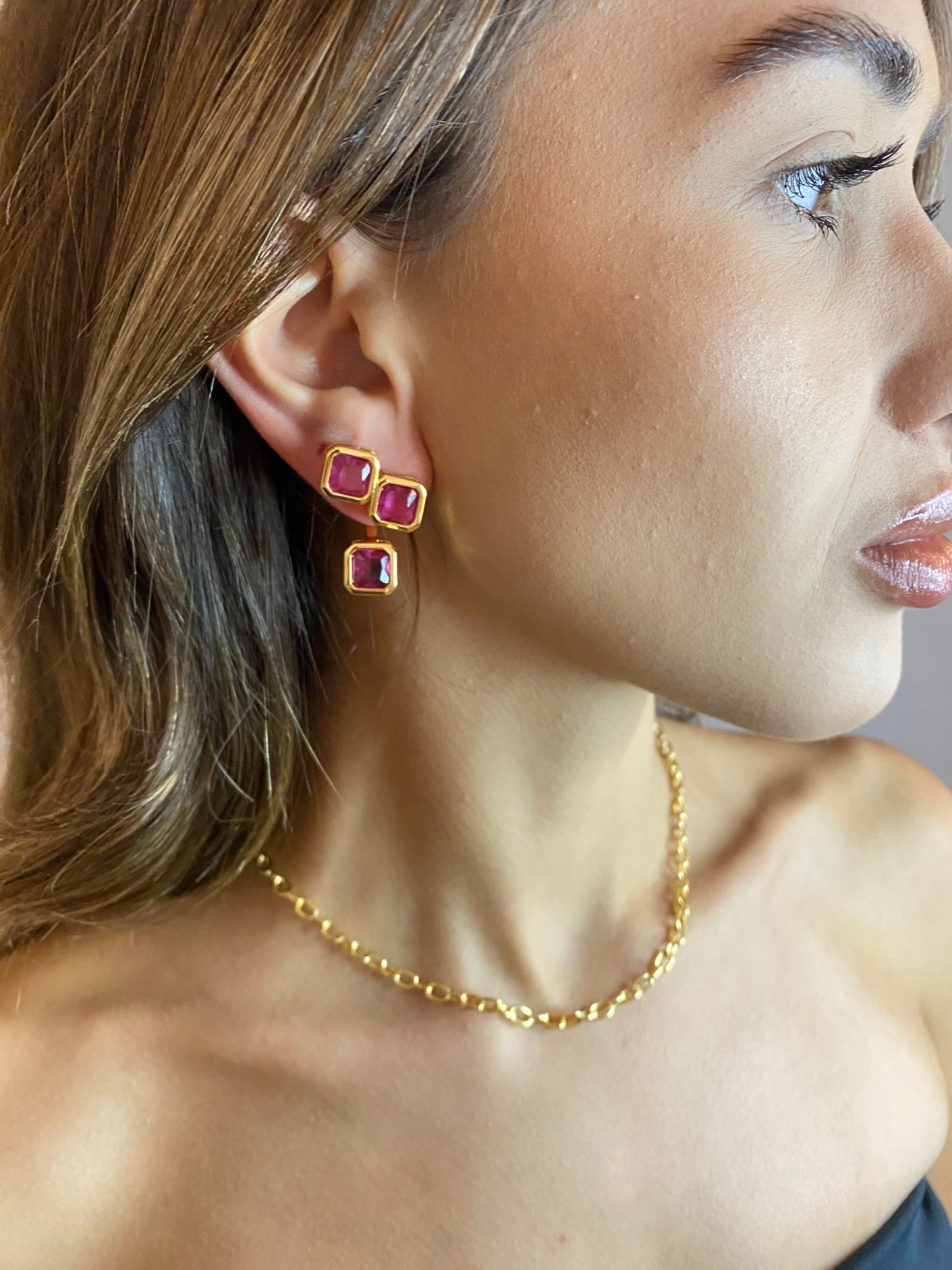 Brinco Ear Jacket com Cristais Quadrados Rosas - Banhado no Ouro 18K