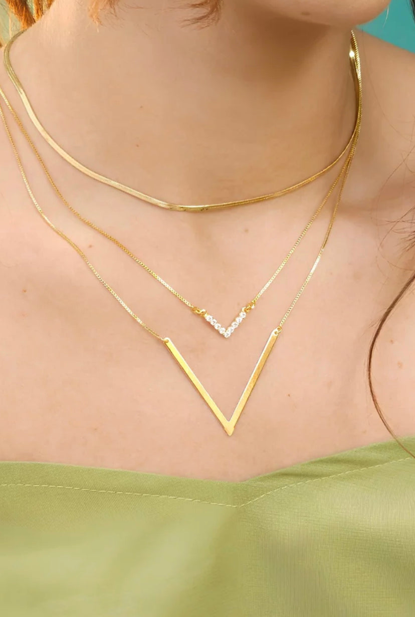 Colar com Pingente de ¨V¨ Liso