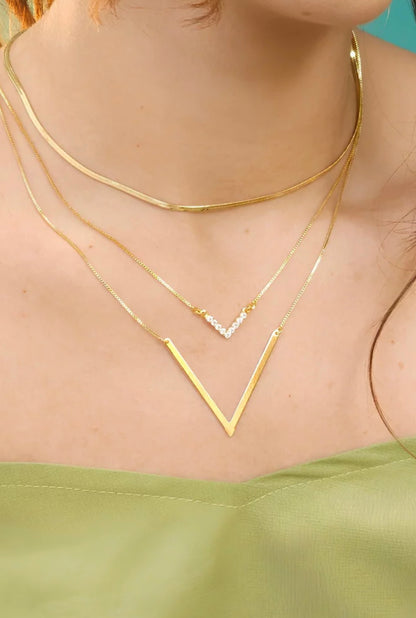 Colar com Pingente de ¨V¨ Liso