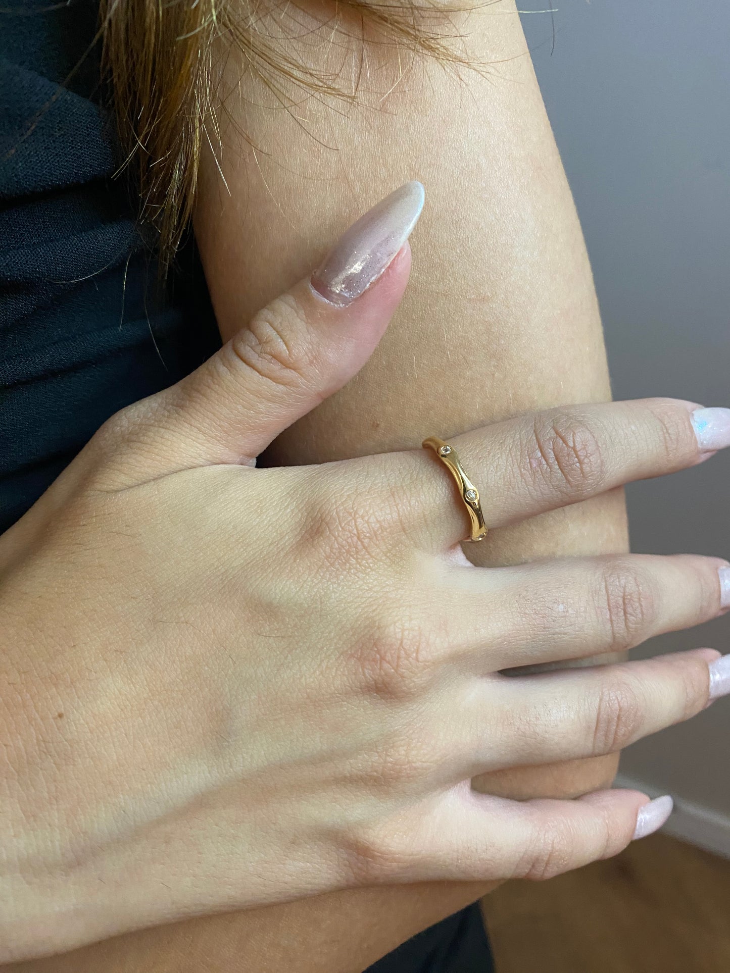 Anel Curvo Liso e Zircônias Redondas Banhado a Ouro