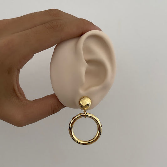 Brinco Base Redonda Lisa com Argola Trabalhada - Banhado a Ouro 18k