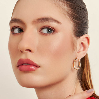 Brinco de Gota Vazada e Cravejada